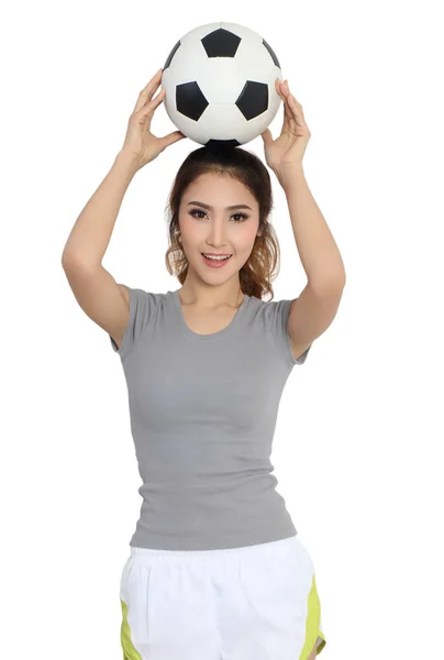 年轻的亚洲妇女在体育穿戴拿着橄榄球在她的手 — 图库照片