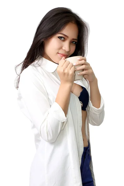 亚洲妇女拿着杯子喝着热咖啡 — 图库照片