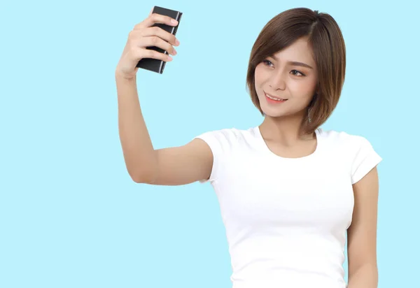 Piękna Młoda Kobieta Azjatyckich Gospodarstwa Inteligentny Telefon Pod Ręką — Zdjęcie stockowe