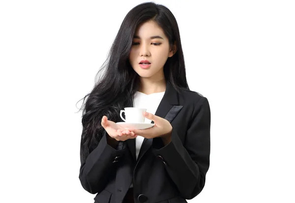 白い背景があるとコーヒーを保持している若いビジネス女性 — ストック写真