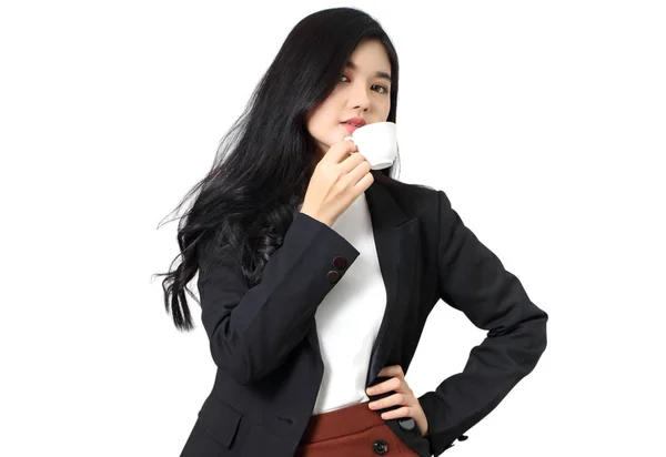 拿着咖啡与白色背景的年轻女商人 — 图库照片