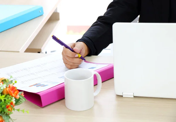 Mann arbeitet Geschäft — Stockfoto