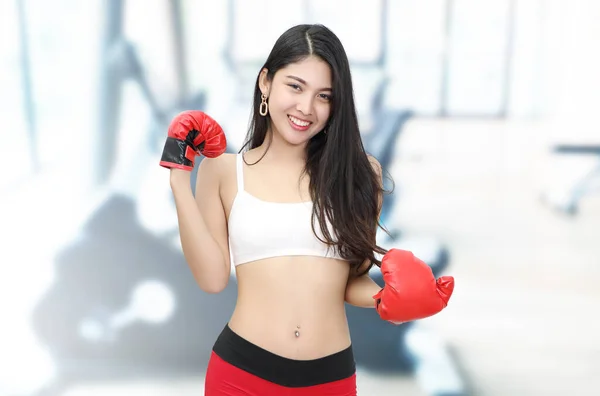 Junge Frau Sportbekleidung Mit Rotem Boxhandschuh Fitnessstudio — Stockfoto