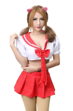 Beyaz arka planda Japon öğrenci üniforması giyen genç bir kadın.