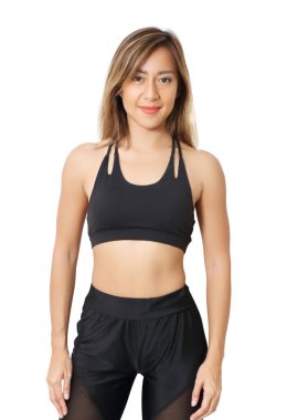 Beyaz arka planda siyah spor sutyenli Asyalı kadın.