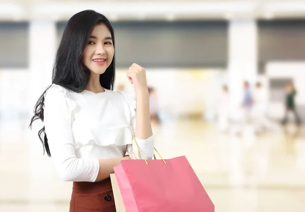 Schöne Asiatische Frau Gehen Zum Einkaufen Und Halten Ihre Taschen — Stockfoto
