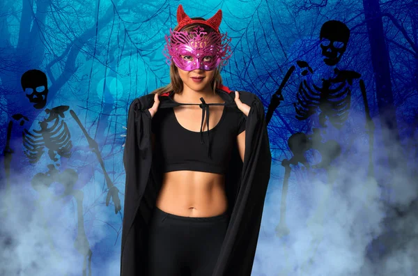 Diabo Mulher Roupas Pretas Com Halloween Fundo — Fotografia de Stock