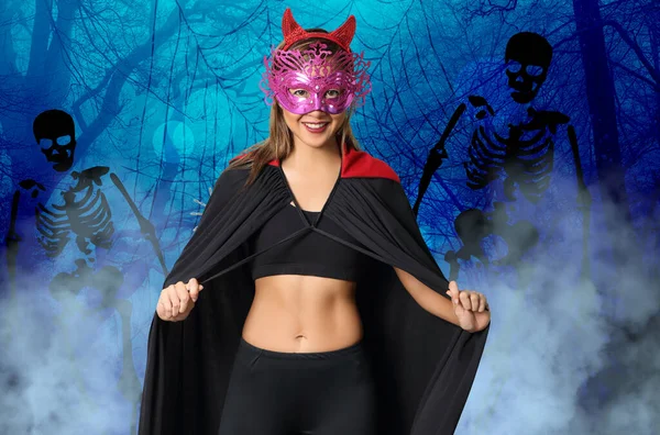 Дьявольская Женщина Черной Одежде Фоне Хэллоуина — стоковое фото