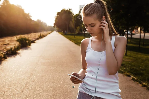 Yolda koşu spor genç kız. Sarı saçlı yapmak kardiyo açık olan güzel kadın.
