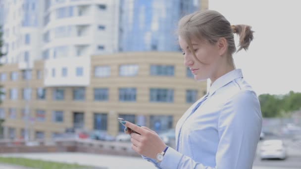 Jonge Zakenvrouw Gebruikt Haar Smartphone Surfen Internet Het Meisje Permanent — Stockvideo