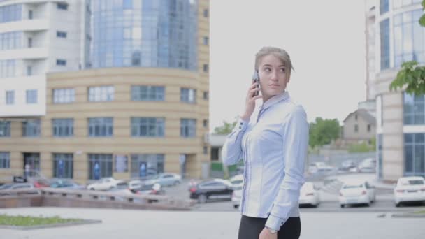 Gadis Itu Tidak Bisa Melalui Telepon Wanita Muda Mencoba Untuk — Stok Video