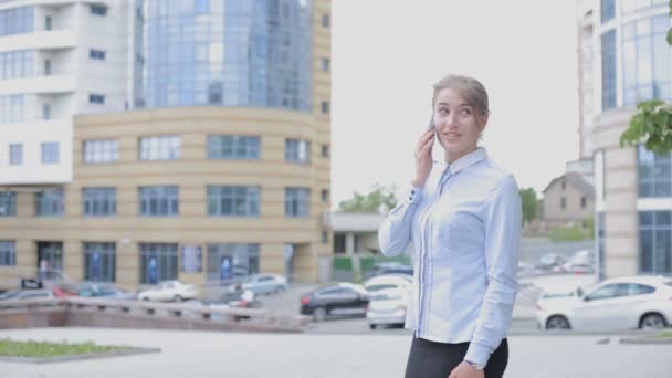 Szőke Lány Üzleti Stílusú Ruha Amelyben Felszólította Mobiltelefon Fiatal Katalin — Stock videók