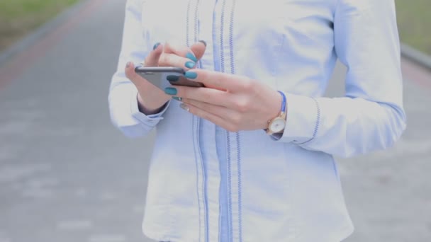 Mujer Usa Teléfono Móvil Chica Blusa Escribir Mensaje Navegar Internet — Vídeo de stock