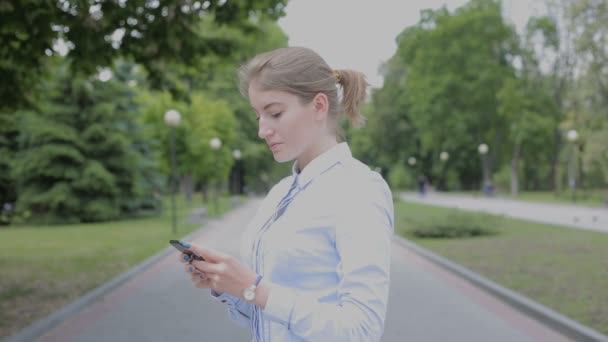 Woman Blouse Standing Park Use Her Mobile Phone — Stock Video