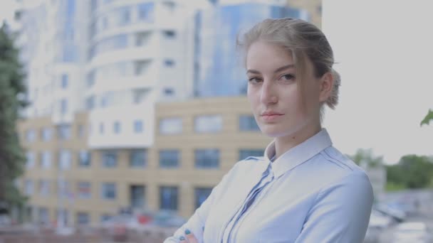 Jovem Mulher Europeia Blusa Fundo Dos Edifícios Olhando Para Câmera — Vídeo de Stock