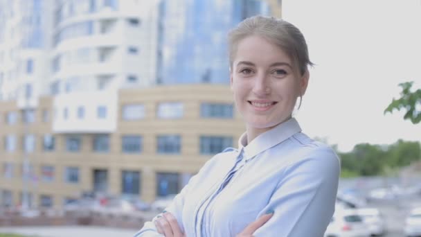 Belle Femme Européenne Chemisier Debout Sur Fond Des Bâtiments Regardant — Video