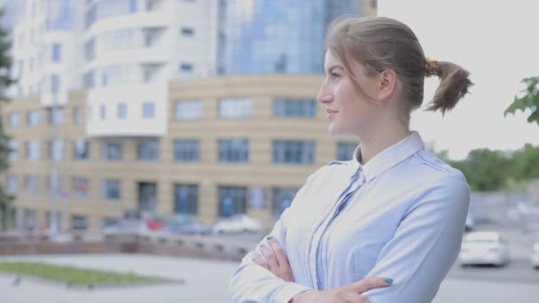 Mulher Europeia Negócios Atraente Blusa Fundo Dos Edifícios Olhando Para — Vídeo de Stock