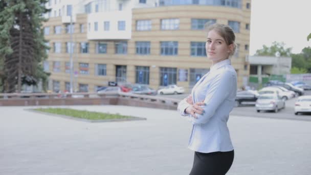 Ganska Ung Kvinna Business Klädsel Kläder Stående Gatan Och Tittar — Stockvideo