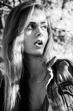 Seksi kız kameraya poz. Genç ve güzel kadın kendini yalama ve sol tarafta arıyorum. Yana doğru bakıyor. Açık. Siyah ve beyaz fotoğraf portre.