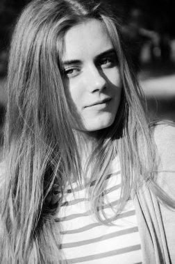 Güzel genç kız siyah beyaz portre. Kız kameraya ile kendine güvenen ara arama.