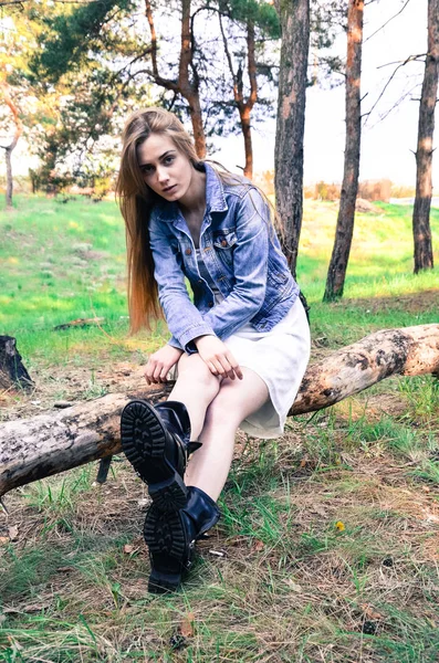 Sexy Model Sitting Wooden Log Looking Camera Brooding Look Pretty — Stock Photo, Image