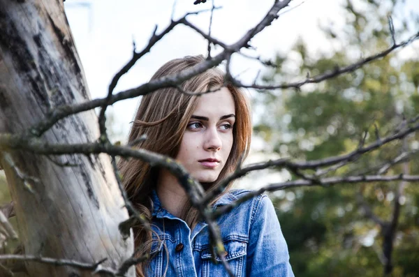 Ragazza Con Sguardo Pensieroso Ritratto Della Bella Giovane Donna Abiti — Foto Stock