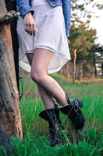 Pretty Slim Legs Beauty Young Woman Model Posing Camera Meadow — Stock Photo, Image