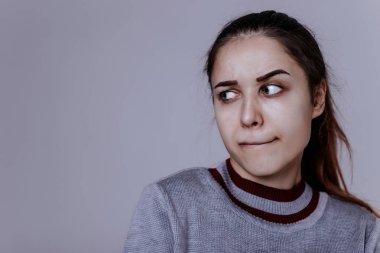 hiç emin değilim. Genç ve güzel kadın karışıktır. Kız bir şey hakkında çok düşündüm