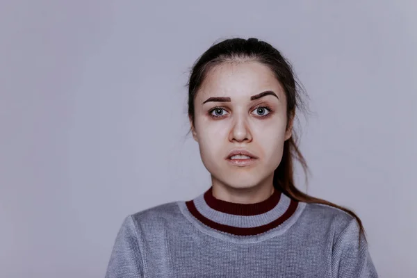 Suena Mentira Chica Levantó Una Ceja Mirando Alguien Con Sospecha — Foto de Stock