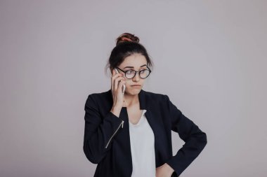 Neden ulaşamıyorum? Gergin bak kızla denemek için birini aramak ama kimse telefon alır. Kadın bekleyen ve get sinirler daha fazla