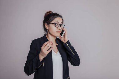 Sadece şoktayım söylemek başka ne bilmiyorum! Genç kadında bluz, blazer ve gözlüklü hairstyile ile üst düğüm şoka girmiş görünüyor. Hatta kız knoww ne onu muhatap söylemek yok