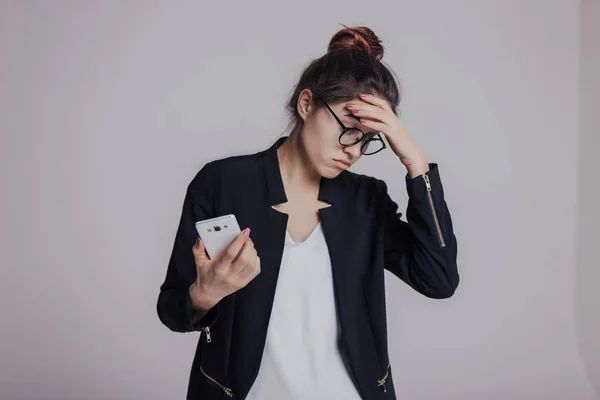 Puedo Creerlo Mujer Sorprende Por Que Lee Messedger Internet Chica —  Fotos de Stock