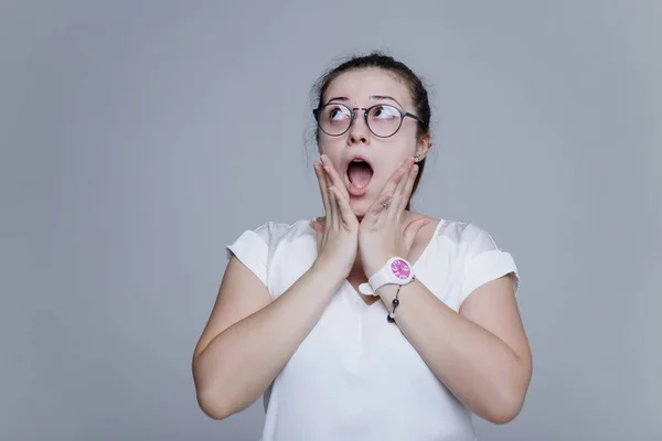 Het Meisje Geschokt Door Iets Wat Zag Jonge Vrouw Glazen — Stockfoto