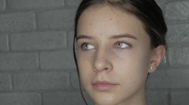 Doğal güzellikleri ile genç model makyaj için hazır olsun