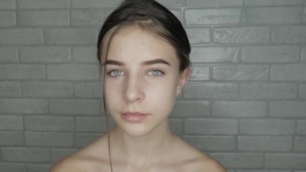 Ung Modell Med Naturlig Skönhet Redo Att Makeup — Stockvideo