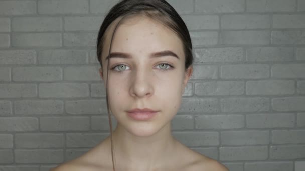 Νεαρό Μοντέλο Φυσική Ομορφιά Ετοιμαστείτε Μακιγιάζ — Αρχείο Βίντεο