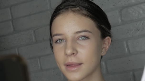 Ung Modell Med Naturlig Skönhet Redo Att Makeup — Stockvideo