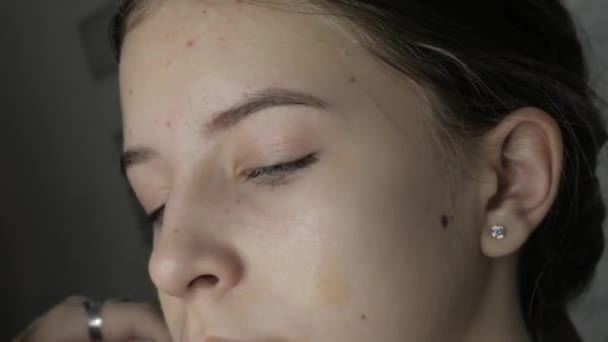 Make Artist Gör Makeup Till Ung Flicka Konstnären Jämnar Hudtonen — Stockvideo