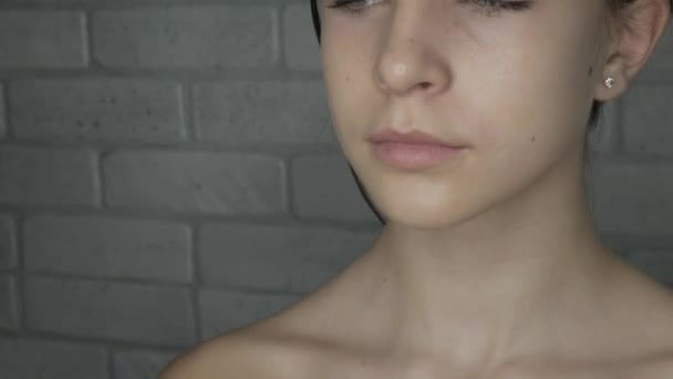 Ung Modell Med Naturlig Skönhet Redo Att Makeup — Stockvideo