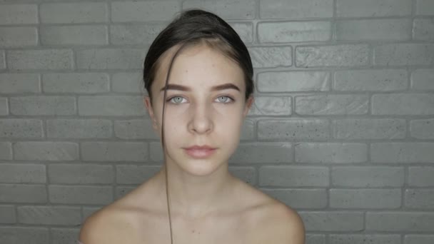 Young Model Natural Beauty Get Ready Makeup Model Looking Camera — Stock Video