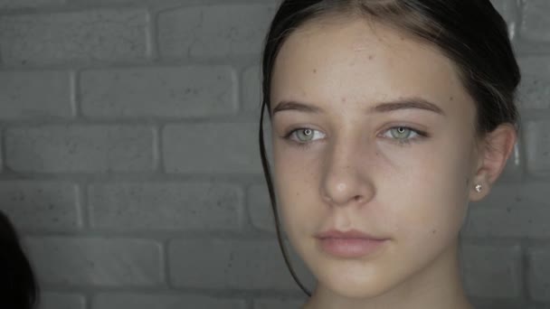 Ung Modell Med Naturlig Skönhet Redo Att Makeup Modell Tittar — Stockvideo