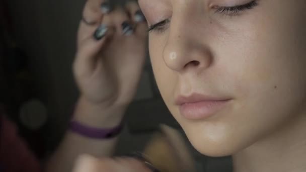 Ung Modell Med Naturlig Skönhet Redo Att Makeup — Stockvideo