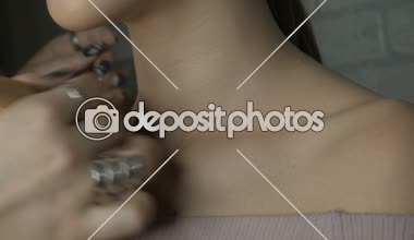 Makyöz makyaj genç bir kıza yapar. Sanatçı modeli yüzünde cilt tonunu dengeler. Fırça ile çalışır. Kozmetik. Yüz tedavi. Cilt Bakımı.