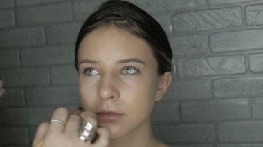 Doğal güzellikleri ile genç model makyaj için hazır olsun. Sanatçı makyaj makyaj. Cilt Bakımı. Güzellik. Öğretici