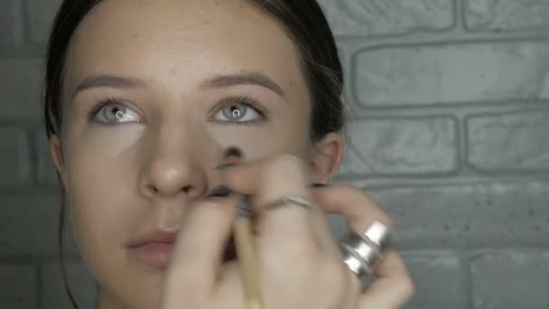 Make Artist Rende Trucco Una Giovane Ragazza Artista Uniforma Tono — Video Stock