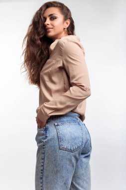 Güzel popo güzel kızla. Genç kadın Studio beyaz arka plan üzerinde izole odada kamera poz. Modeli gülümseyen 