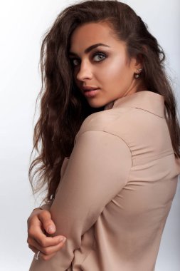 Güzel Hintli kadın kamera omuz üzerinden bakmak. Model beyaz arka plan üzerinde kamera poz