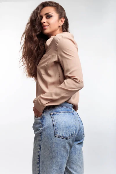 Güzel popo güzel kızla. Genç kadın Studio beyaz arka plan üzerinde izole odada kamera poz. Modeli gülümseyen 