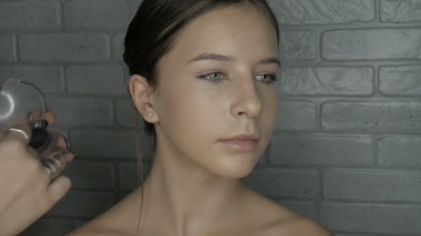 Konstnären Jämna Hudtonen Modell Make Artist Gör Makeup Till Ung — Stockvideo