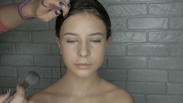 Konstnären Jämna Hudtonen Modell Med Borste Make Artist Gör Makeup — Stockvideo